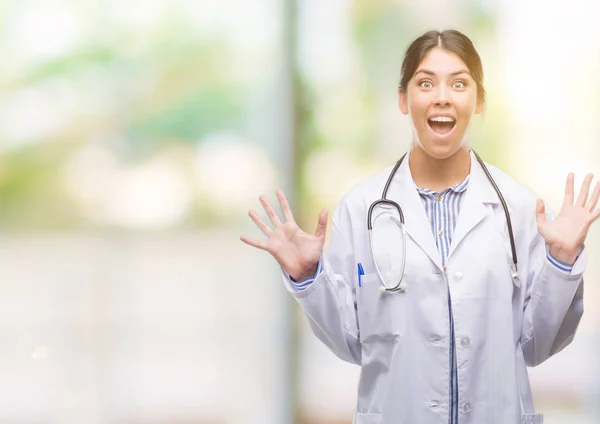 Jovem Mulher Médica Hispânica Muito Feliz Animado Expressão Vencedora Celebrando — Fotografia de Stock