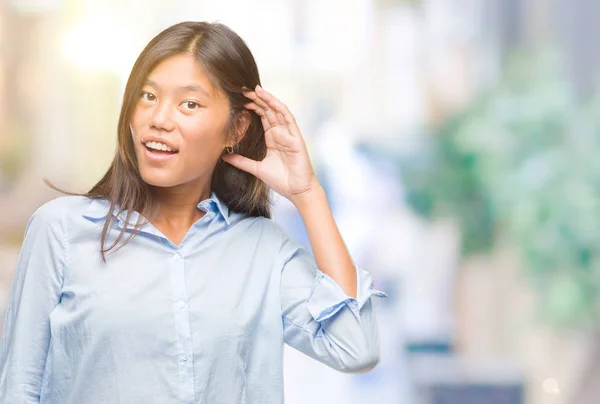 Jonge Aziatische Zakenvrouw Geïsoleerde Achtergrond Glimlachend Met Hand Oor Luisteren — Stockfoto