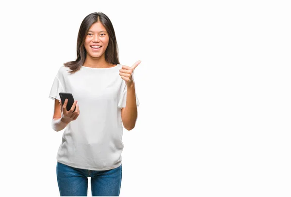 Genç Asyalı Kadın Manifatura Üzerinden Smartphone Kullanarak Arka Plan Mutlu — Stok fotoğraf