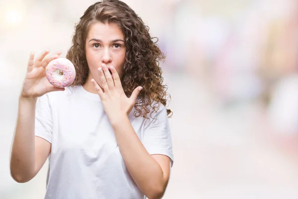 Joven Morena Comiendo Donut Sobre Fondo Aislado Cubrir Boca Con — Foto de Stock