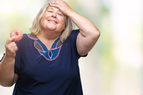 Senior Más Tamaño Mujer Caucásica Comiendo Donut Azúcar Sobre Fondo —  Fotos de Stock