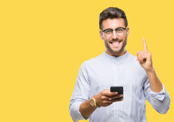 Giovane Uomo Bello Sms Utilizzando Smartphone Sfondo Isolato Sorpreso Con — Foto Stock