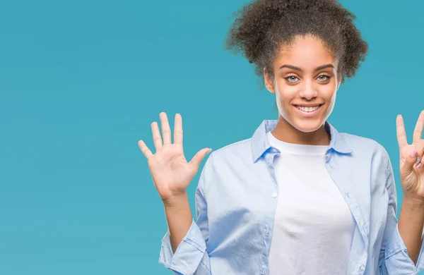 Молодих Афро Американку Над Ізольованих Фон Показ Вказуючи Пальцями Число — стокове фото