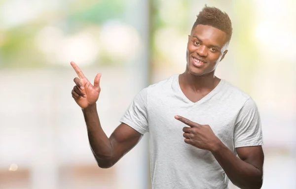 Jeune Homme Afro Américain Sur Fond Isolé Souriant Regardant Caméra — Photo