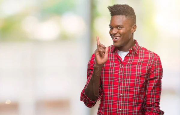 Unga Afroamerikanska Mannen Över Isolerade Bakgrund Pekar Finger Med Lyckad — Stockfoto