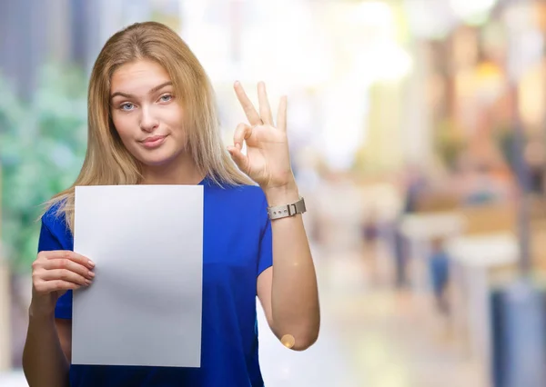 Mulher Branca Jovem Segurando Folha Papel Branco Sobre Fundo Isolado — Fotografia de Stock