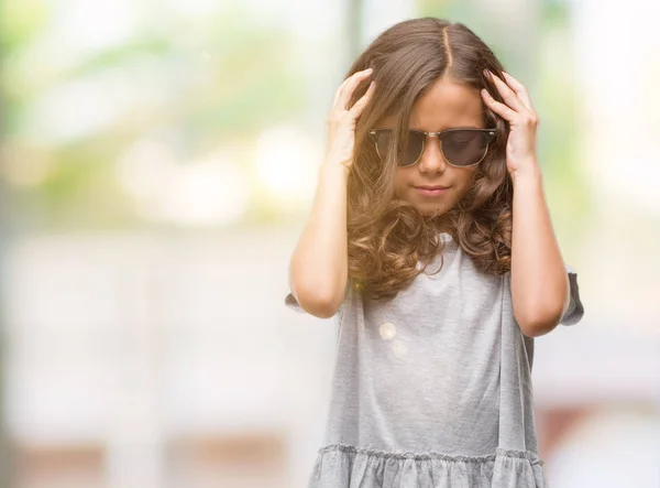 Brunette Hispanic Girl Wearing Sunglasses Hand Head Pain Head Because — Stock Photo, Image