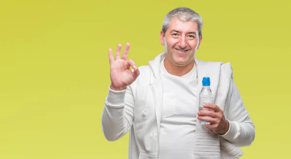 Hombre Mayor Guapo Entrenamiento Sosteniendo Toalla Botella Agua Sobre Fondo —  Fotos de Stock