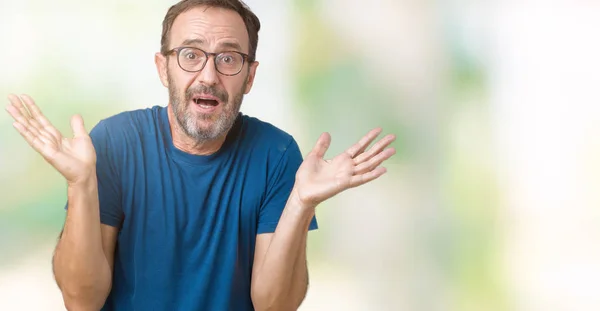 Guapo Mediana Edad Hoary Hombre Mayor Usar Gafas Sobre Fondo —  Fotos de Stock