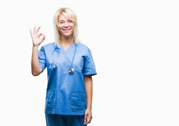 Unga Vackra Blonde Läkare Kvinna Bär Medicinsk Uniform Över Isolerade — Stockfoto