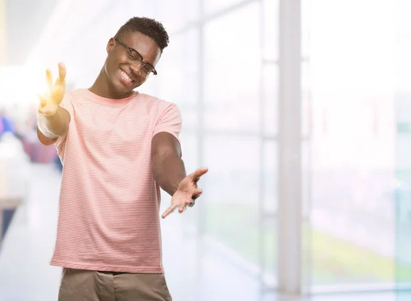 Unga Afroamerikanska Man Klädd Rosa Shirt Tittar Kameran Leende Med — Stockfoto