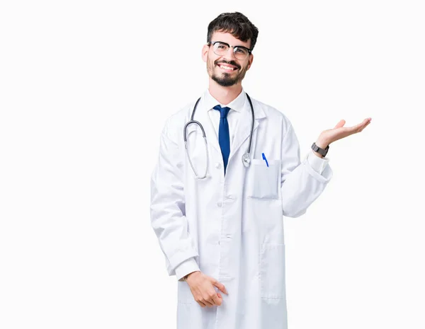 Giovane Medico Uomo Indossa Cappotto Ospedaliero Sfondo Isolato Sorridente Allegro — Foto Stock