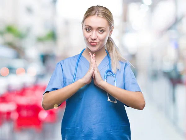 Joven Cirujana Rubia Doctora Sobre Fondo Aislado Rezando Con Las — Foto de Stock