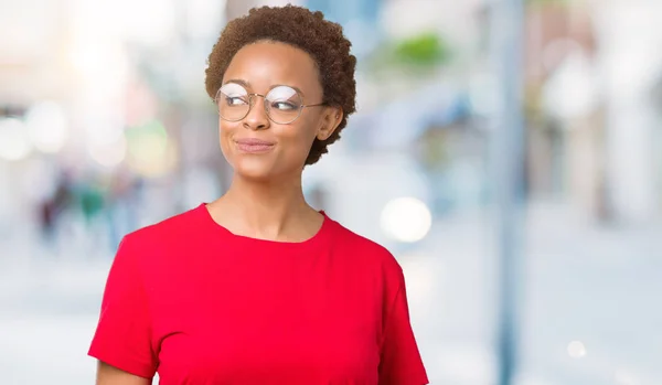 Bela Jovem Afro Americana Mulher Vestindo Óculos Sobre Isolado Fundo — Fotografia de Stock