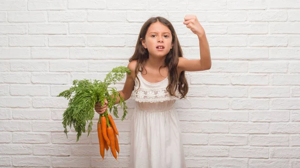 Niño Hispano Joven Sobre Pared Ladrillo Blanco Sosteniendo Zanahorias Frescas — Foto de Stock