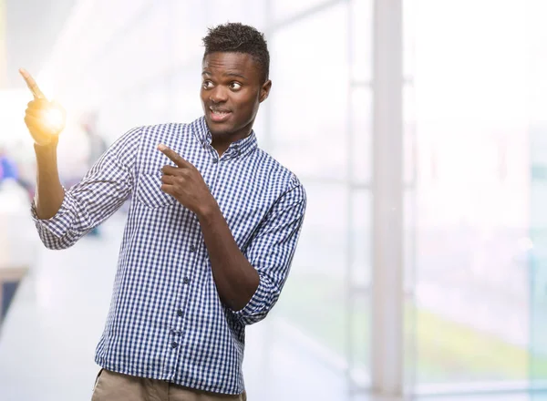 Joven Hombre Afroamericano Con Camisa Azul Sonriendo Mirando Cámara Apuntando —  Fotos de Stock