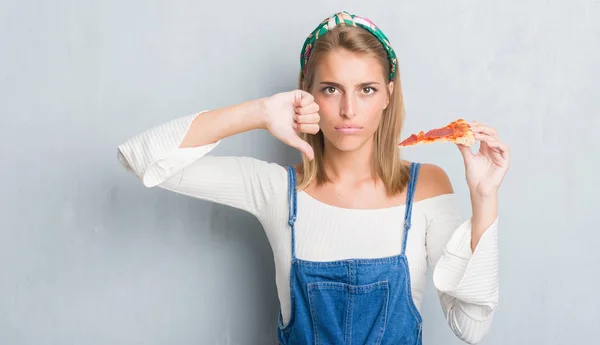 Mulher Bonita Sobre Grunge Parede Cinza Comendo Fatia Pizza Pepperoni — Fotografia de Stock