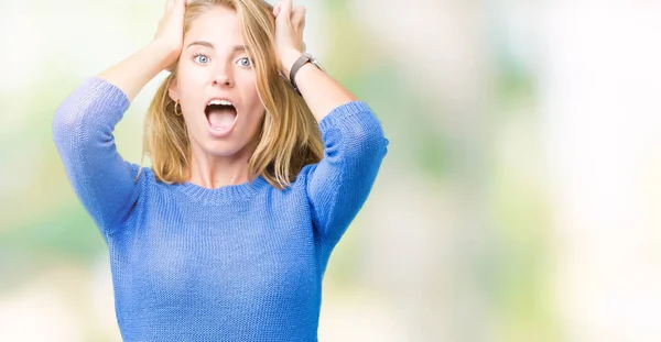 Schöne Junge Frau Trägt Blauen Pullover Über Isoliertem Hintergrund Verrückt — Stockfoto