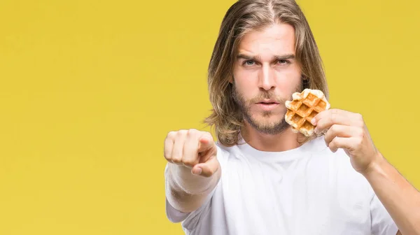 Giovane Bell Uomo Con Capelli Lunghi Sfondo Isolato Mangiare Waffle — Foto Stock