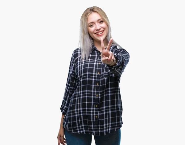 Jovem Loira Sobre Fundo Isolado Sorrindo Com Rosto Feliz Piscando — Fotografia de Stock