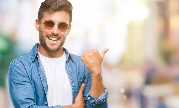 Joven Hombre Guapo Con Gafas Sol Sobre Fondo Aislado Sonriendo —  Fotos de Stock