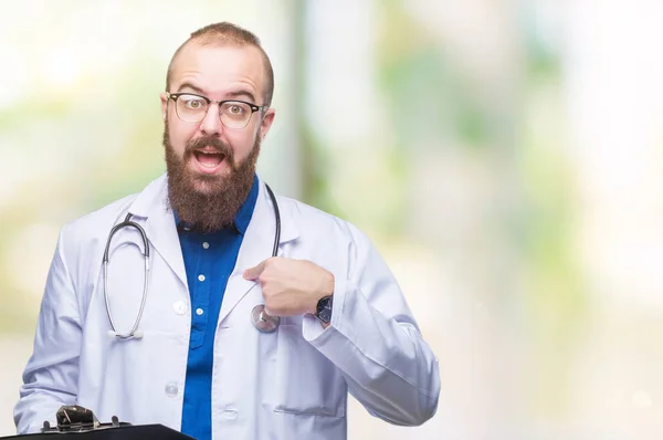 Joven Doctor Sosteniendo Portapapeles Sobre Fondo Aislado Con Cara Sorpresa — Foto de Stock