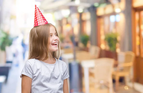 Menina Bonita Nova Usando Boné Aniversário Sobre Fundo Isolado Olhando — Fotografia de Stock