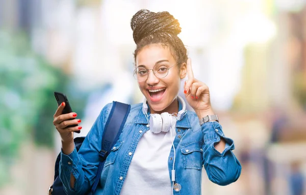 Unga Flätor Afrikanska Amerikanska Student Tjej Med Smartphone Isolerade Bakgrund — Stockfoto