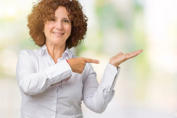 Schöne Seniorin Mittleren Alters Geschäftsfrau Über Isolierten Hintergrund Erstaunt Und — Stockfoto