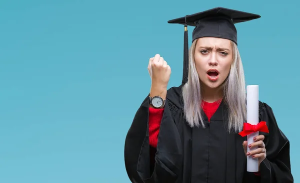 Mujer Rubia Joven Con Uniforme Graduado Sosteniendo Grado Sobre Fondo — Foto de Stock