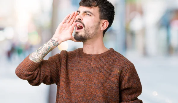 Homem Bonito Jovem Vestindo Camisola Inverno Sobre Fundo Isolado Gritando — Fotografia de Stock