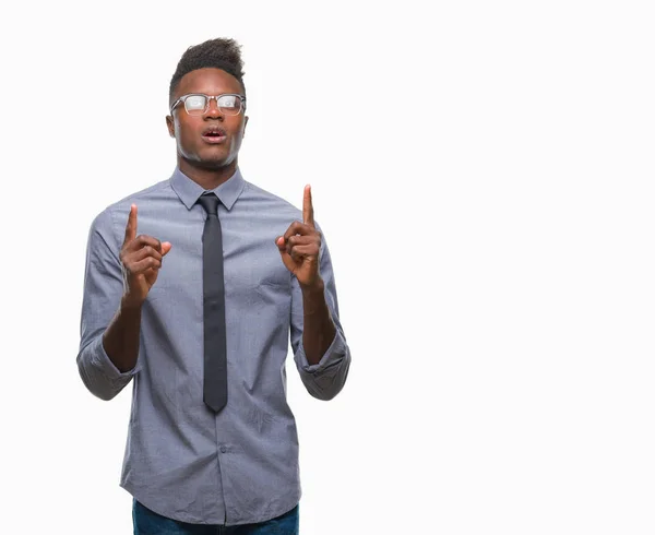 Jonge Afro Amerikaanse Zakenman Geïsoleerde Achtergrond Verbaasd Verrast Met Vingers — Stockfoto