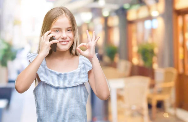 Mooi Meisje Praten Aan Telefoon Geïsoleerde Achtergrond Doen Teken Met — Stockfoto