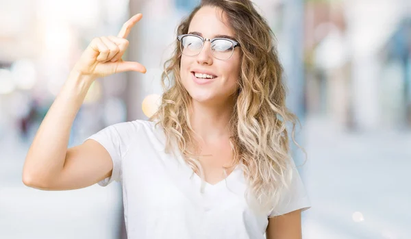 Vacker Ung Blond Kvinna Bär Glasögon Över Isolerade Bakgrund Leende — Stockfoto