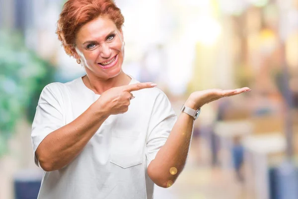 Mulher Ruiva Caucasiana Sênior Atrativa Sobre Fundo Isolado Espantado Sorrindo — Fotografia de Stock