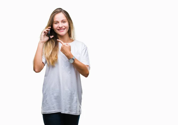 Młody Piękny Blond Kobieta Wywołanie Przy Użyciu Smartfona Przez Białym — Zdjęcie stockowe