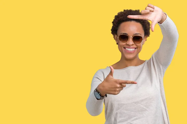 Linda Jovem Afro Americana Vestindo Óculos Sol Sobre Fundo Isolado — Fotografia de Stock