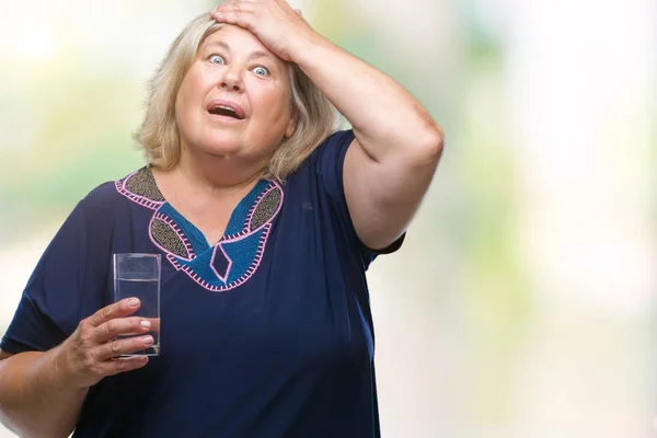 Senior Más Tamaño Mujer Caucásica Beber Vaso Agua Sobre Fondo — Foto de Stock