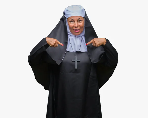 Średnim Wieku Starszy Chrześcijańskiej Zakonnica Katolicka Kobieta Białym Tle Patrząc — Zdjęcie stockowe