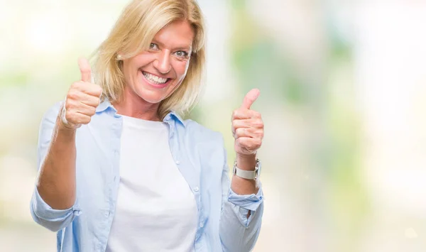 Blonde Frau Mittleren Alters Mit Isoliertem Hintergrund Die Eine Positive — Stockfoto