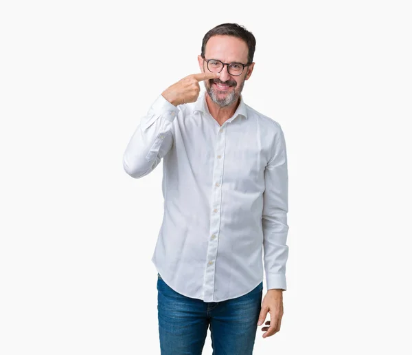 分離で眼鏡をかけてするハンサムな中年エレガントなシニア ビジネスの男は 顔や鼻 陽気な笑顔は手指でポインティングを背景します — ストック写真