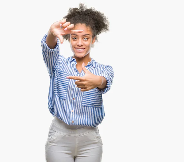 Jovem Afro Americana Sobre Fundo Isolado Sorrindo Fazendo Moldura Com — Fotografia de Stock