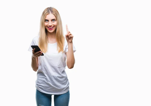 Jonge Mooie Blonde Vrouw Met Smartphone Geïsoleerde Achtergrond Verrast Met — Stockfoto