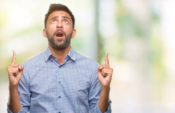 Adult Hispanic Man Isolated Background Amazed Surprised Looking Pointing Fingers — Stock Photo, Image