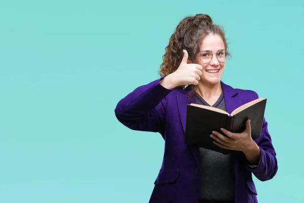 Joven Estudiante Morena Vistiendo Uniforme Escolar Leyendo Libro Sobre Fondo —  Fotos de Stock