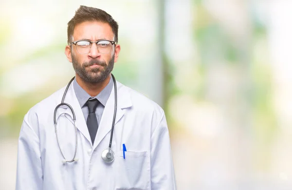 Hombre Médico Hispano Adulto Sobre Fondo Aislado Escéptico Nervioso Frunciendo —  Fotos de Stock