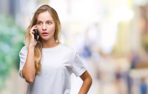 Junge Schöne Blonde Frau Telefoniert Mit Smartphone Über Isolierten Hintergrund — Stockfoto