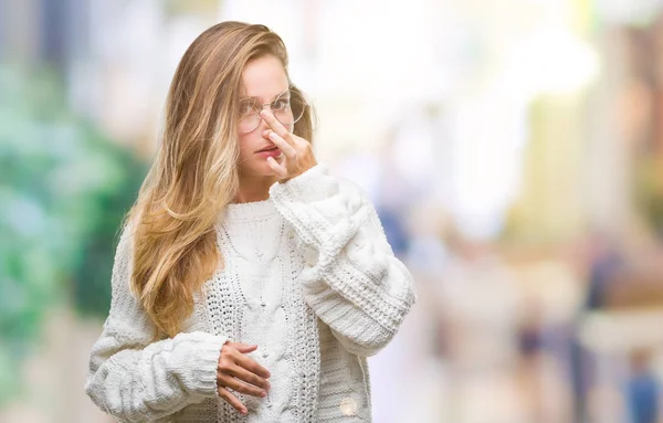 Jovem Mulher Loira Bonita Vestindo Suéter Inverno Óculos Sol Sobre — Fotografia de Stock