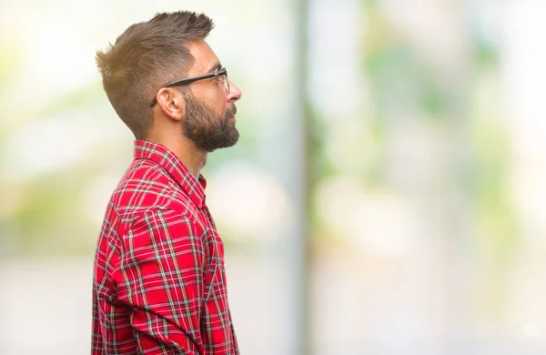 Volwassen Spaanse Man Dragen Bril Geïsoleerde Achtergrond Zoek Naar Kant — Stockfoto