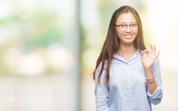 Mladých Asijských Obchodních Žena Nosí Brýle Nad Izolované Pozadí Úsměvem — Stock fotografie